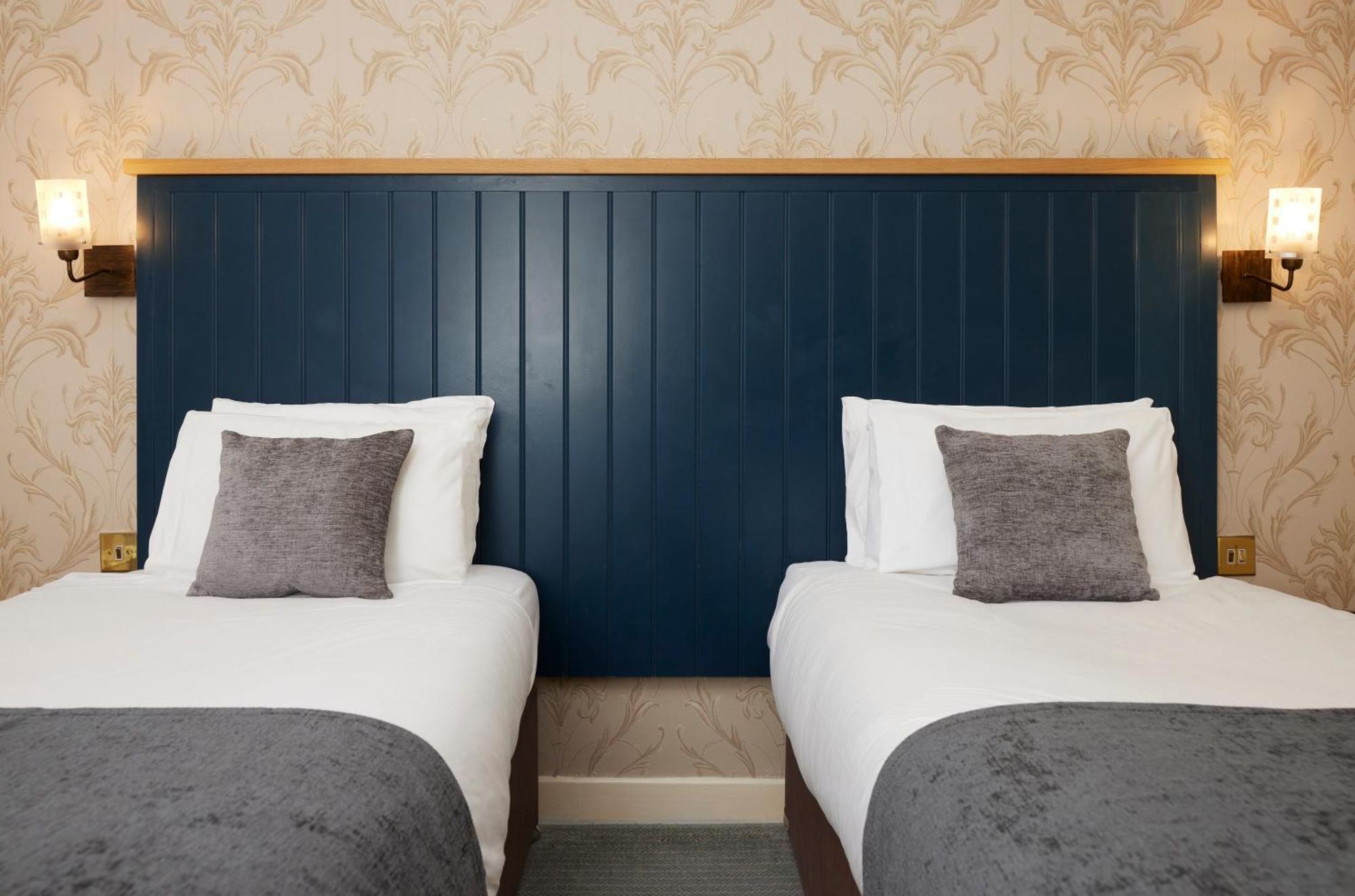 Bull Hotel By Greene King Inns لونغ ميلفورد المظهر الخارجي الصورة