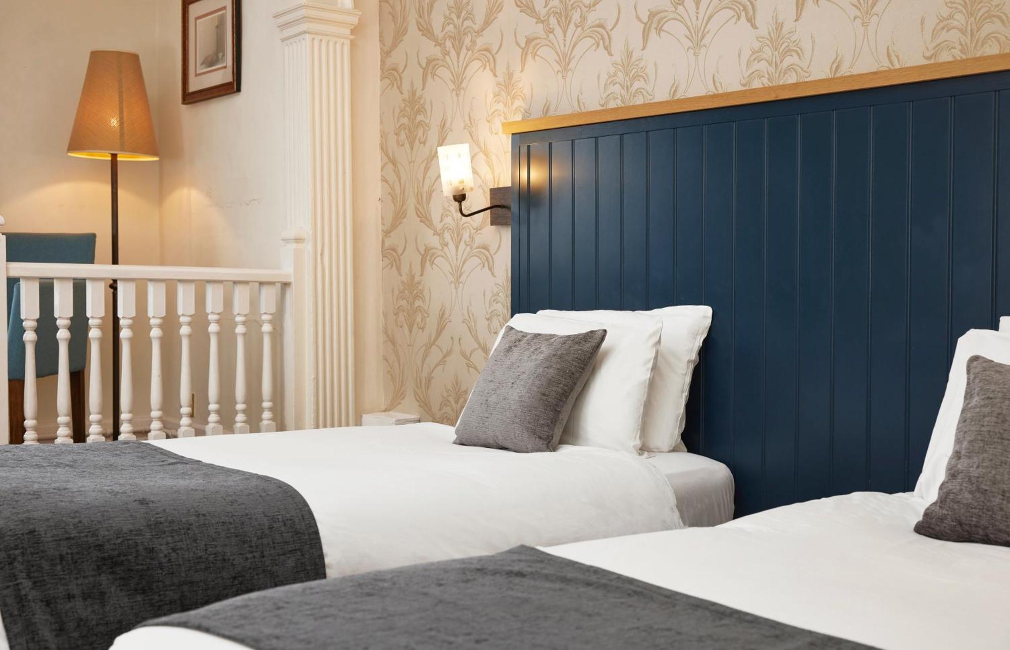Bull Hotel By Greene King Inns لونغ ميلفورد المظهر الخارجي الصورة