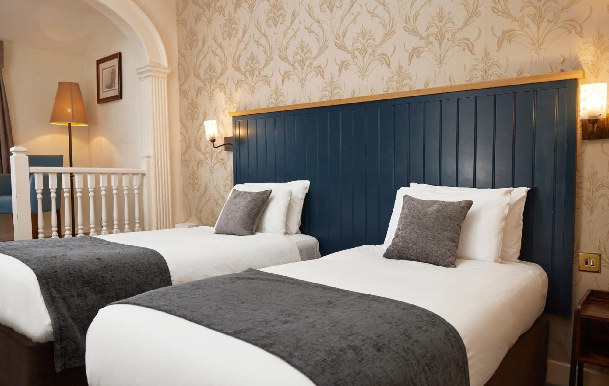 Bull Hotel By Greene King Inns لونغ ميلفورد المظهر الخارجي الصورة